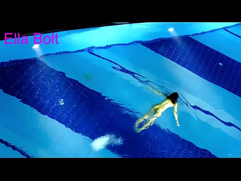 ❤️ Handikwanise kumira kuona, mudiki blonde akabatwa achishambira asina kupfeka muELLA BOLT resort pool ☑  ﹏